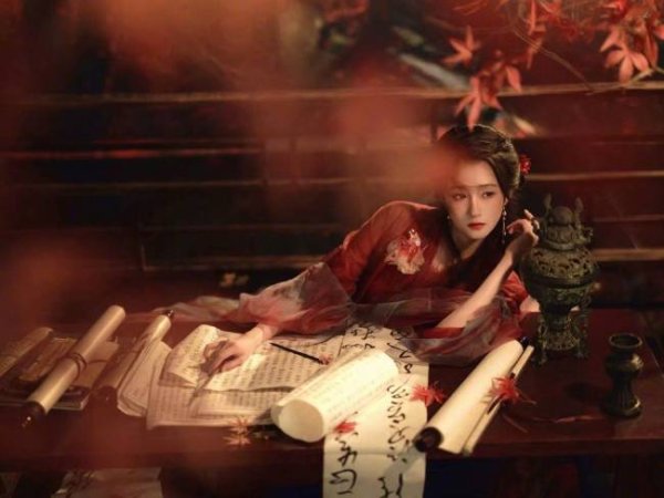 恒财网 关晓彤身穿古风长裙宛如侠女 手提灯笼美得好突出